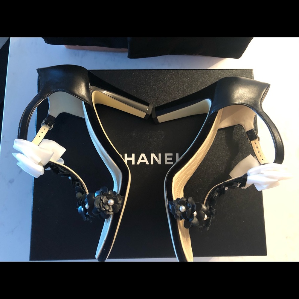 🦋CHANEL Camellia T-strap sandals 🦋 - Picture 7 of 13